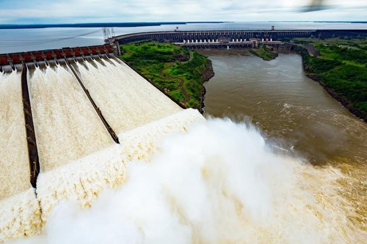 A Itaipu abre seu vertedouro e escoará o volume de oito Cataratas do Iguaçu por segundo!