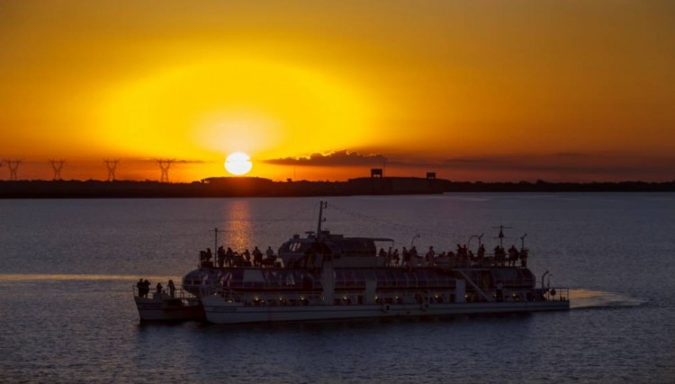 Porto Kattamaram, um memorável passeio pelo lago de Itaipu. Ideal para relaxar e contemplar a exuberante paisagem.